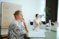 Teamcoaching-Teilnehmerin an einem Tisch
