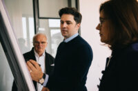 Joahnnes, Vera und Willy Schley vor einem Flipchart