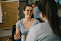 Zwei Teilnehmerinnen in der Ausbildung zum Systemischen Coach unterhalten sich