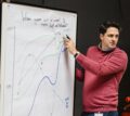 Geschäftsführer Johannes Schley steht erklärend vor einer Flipchart