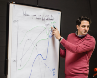 Foto von Organisationsberater Johannes Schley vor einem Flipchart in Hamburg