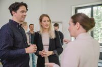 Menschen im Austausch über Unternehmenskultur verbessern.
