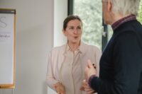 Workshop-Szene, in der Führungskräfte systemische Methoden anwenden