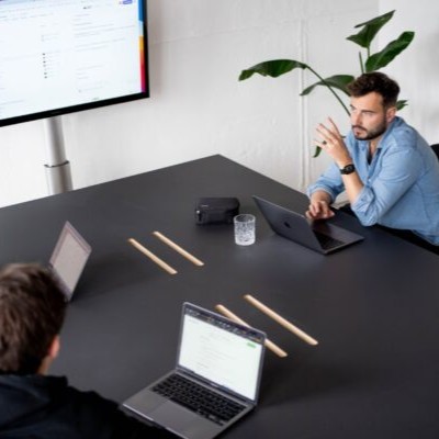 Julian Hansmann von Friendventure im Gespräch über Remote Führung mit dem IOS Institut.