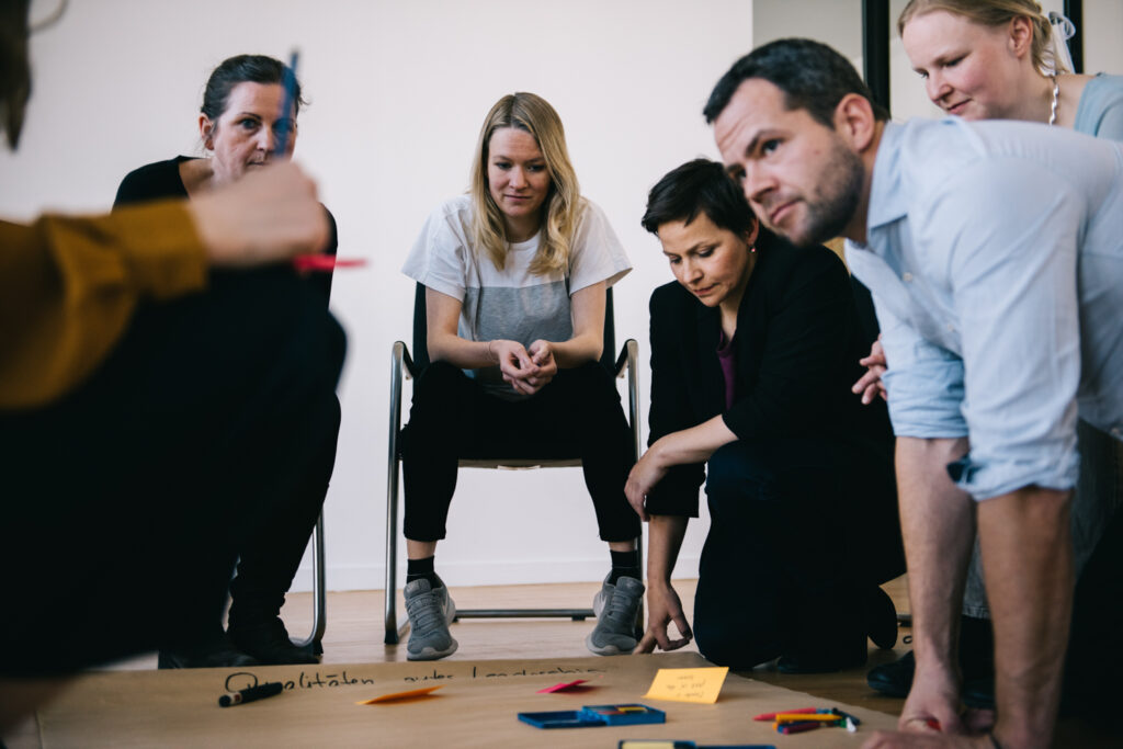 Eine Gruppe von Menschen als Symbol für die Leadership Journey zur Bewältigung neuer Herausforderungen.