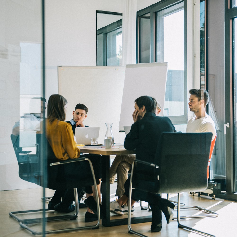Ein Team spricht während eines Workshops zur Organisationsberatung am IOS Institut.