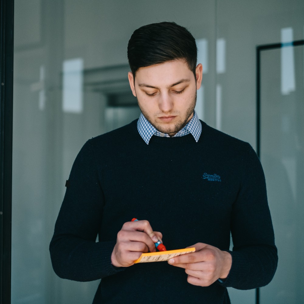 Ein Berater am IOS Institut sammelt Mitglieder eines inneren Teams auf Post-It's.