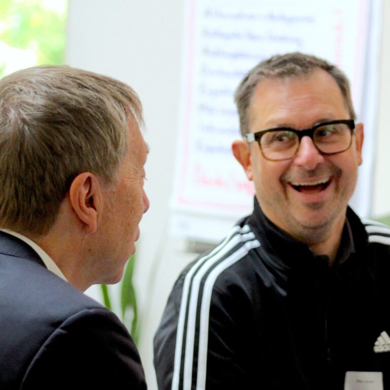 Ein gutes Gespräch in einem Workshop zur erfolgreichen Zusammenarbeit am IOS Institut.