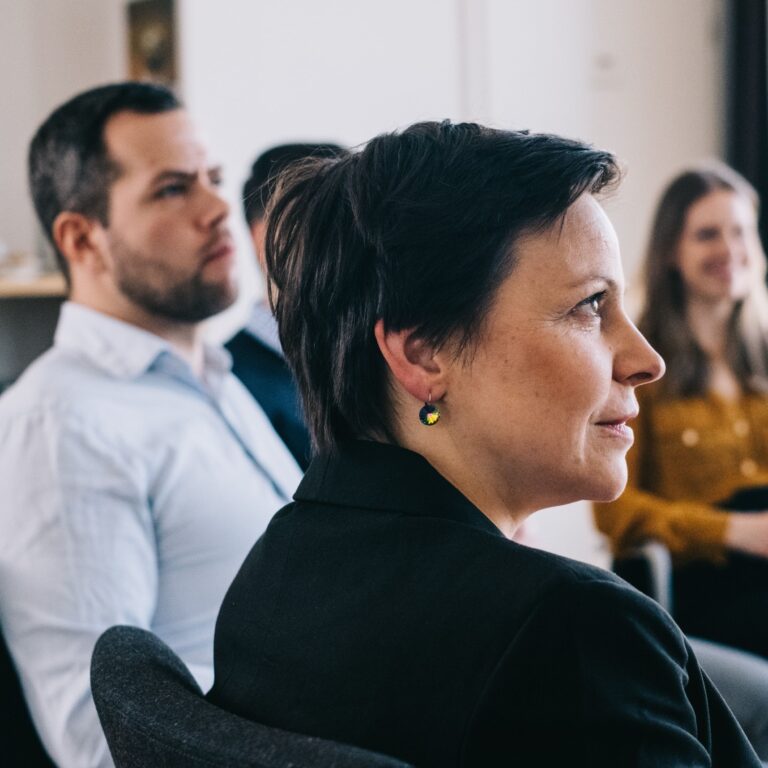Eine Gruppe in einem Seminar zu systemischer Führung am IOS Institut