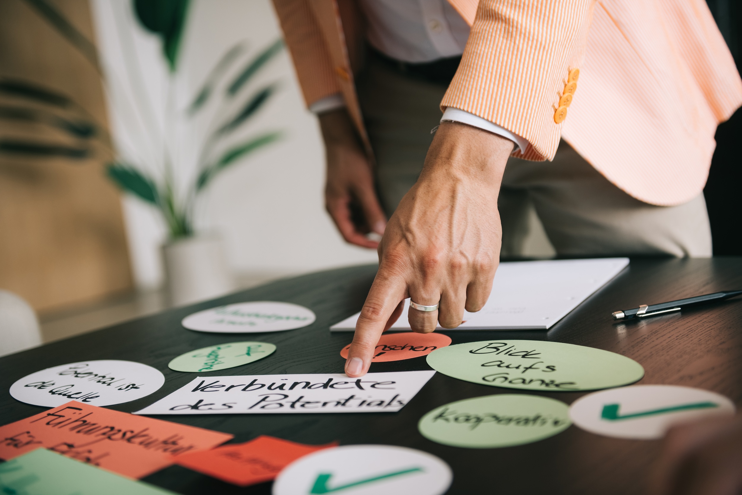 Ein IOS-Berater sortiert Karteikarten für ein Change Management-projekt