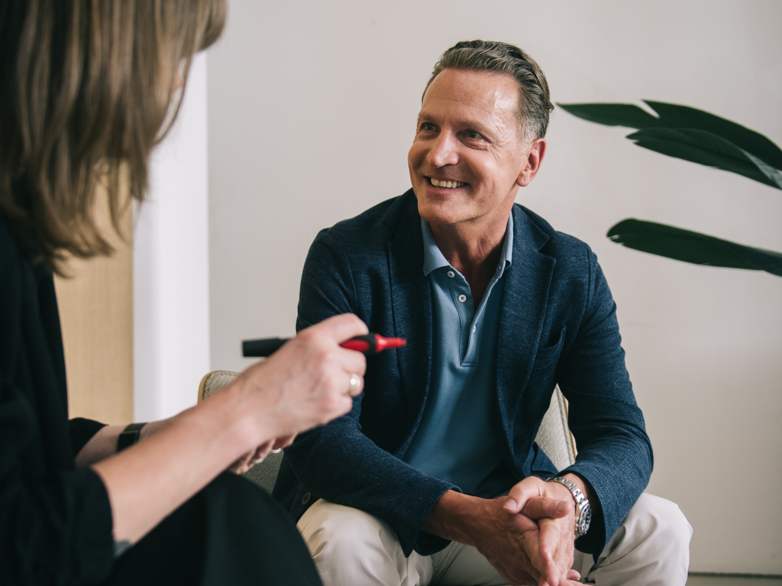 Ein Unternehmer Coaching am IOS Institut Eine Führungskraft befindet sich in einem Unternehmer Coaching mit einer Beraterin am IOS Institut