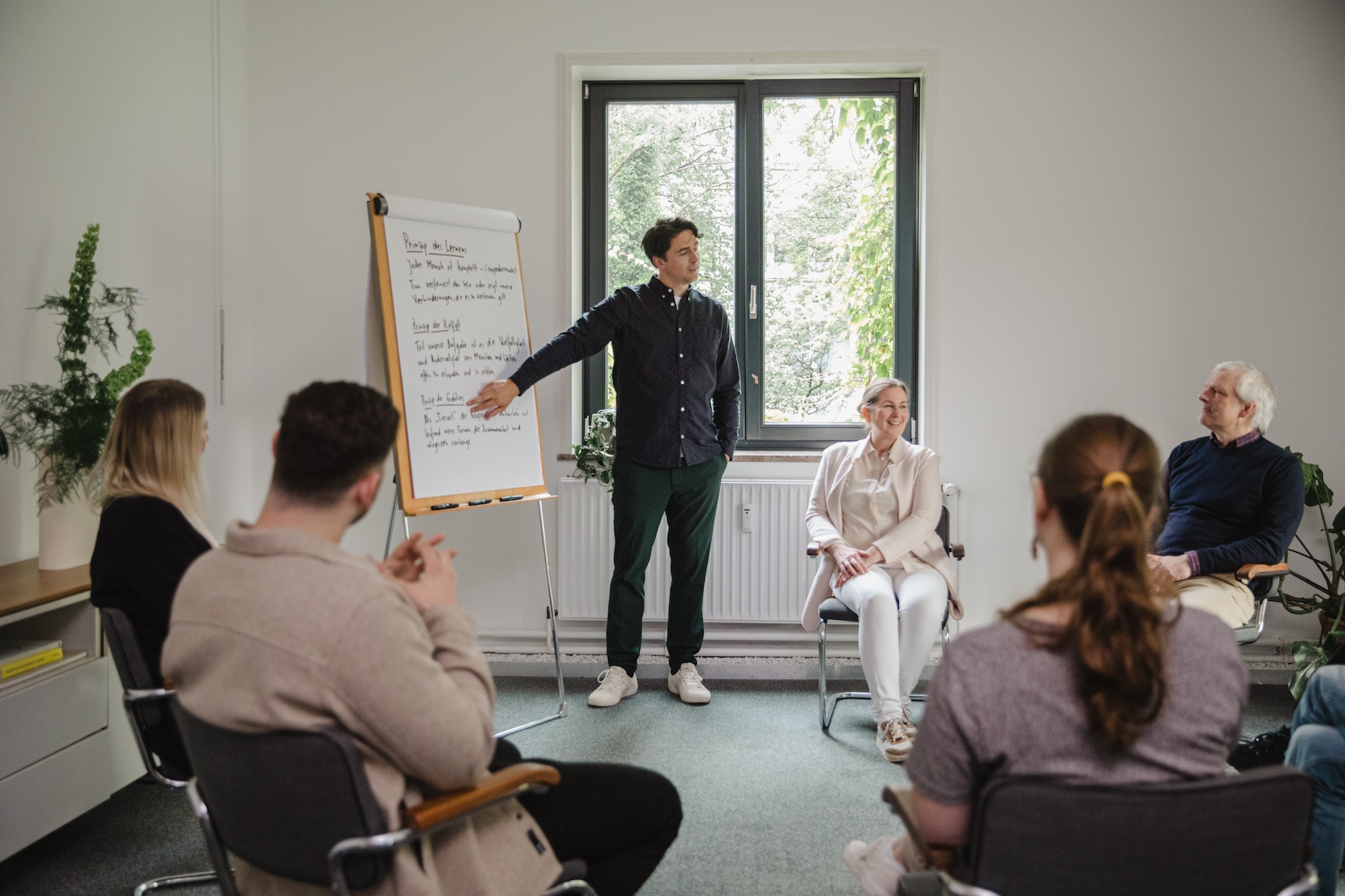 IOS Akademie KTC Teilnehmende des KTCs sitzen im IOS Institut