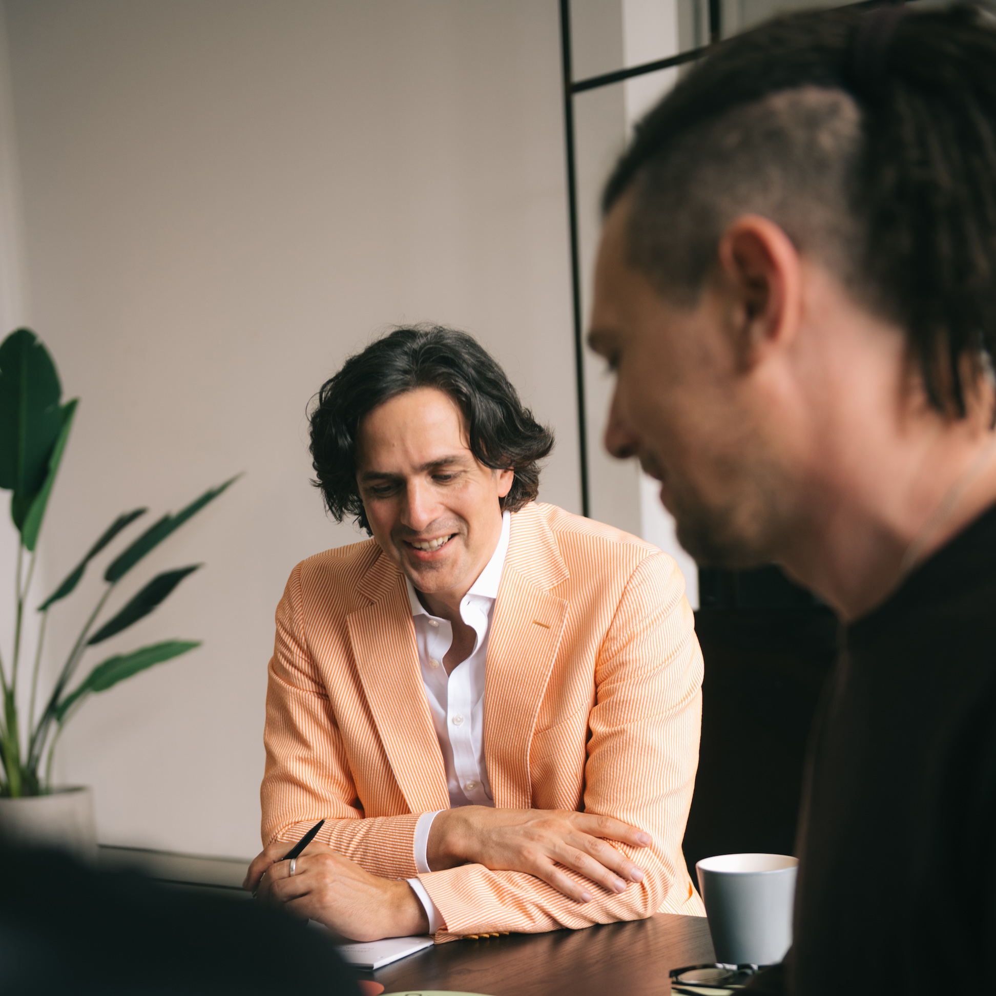 IOS Akademie - Was ist systemisches Coaching Ein systemischer Coach des IOS Institutes und ein Auszubildender unterhalten sich im IOS Institut