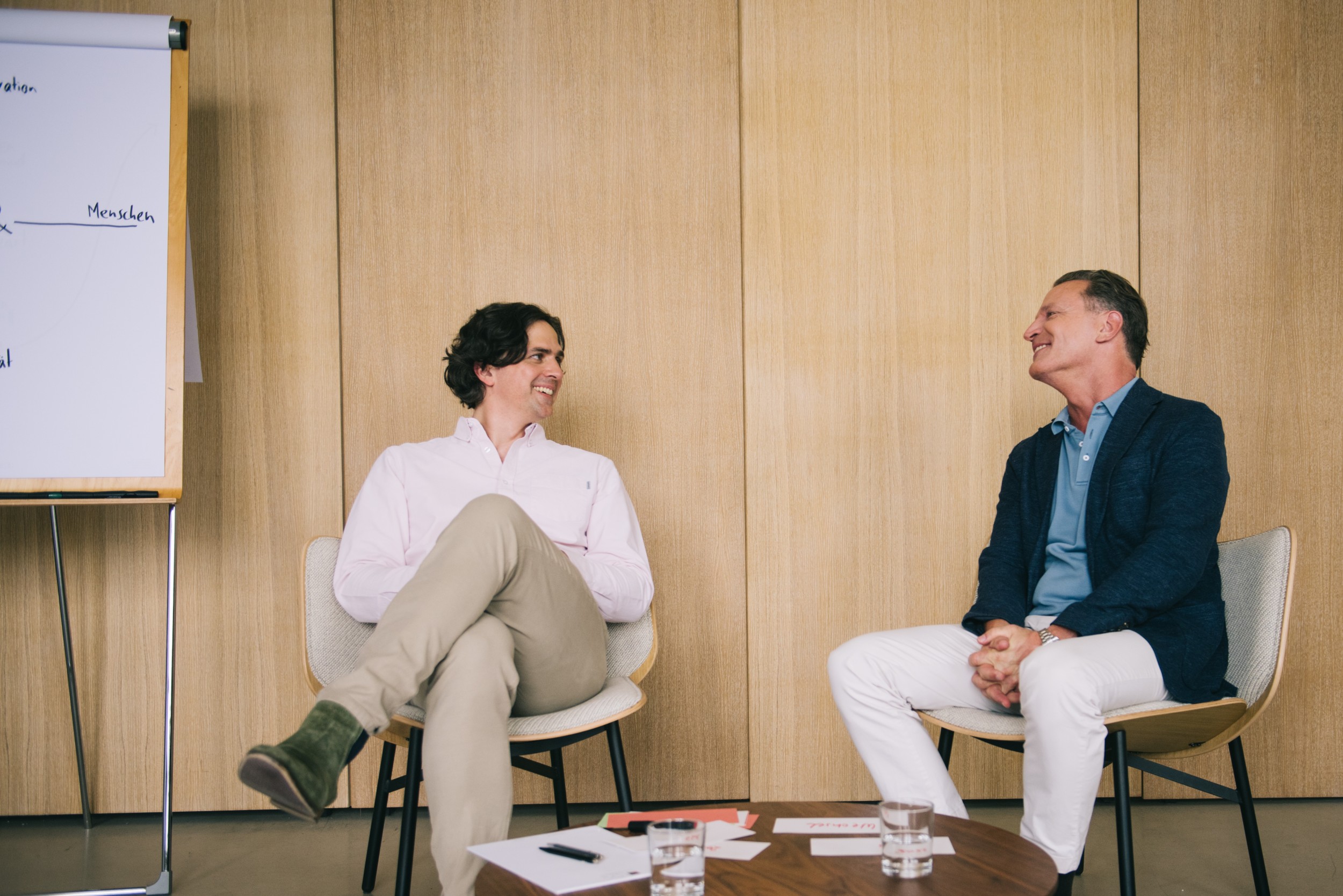 Ein IOS Berater spricht im Unternehmercoaching mit einer Führungskraft