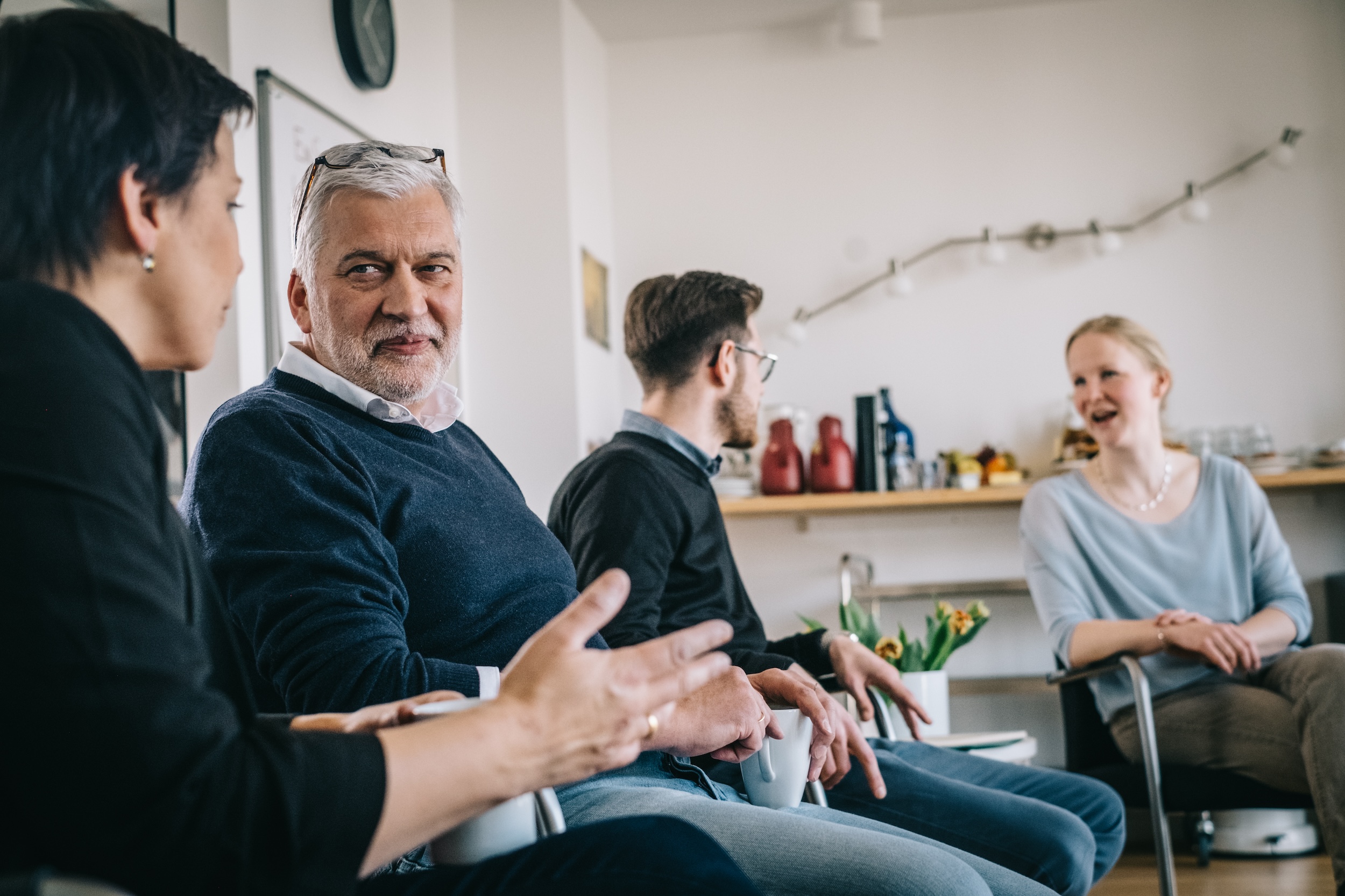 Personal-Entwicklung - Individuelles Wachstum Teilnehmer:innen eines Teamworkshops besprechen Impulse im IOS Institut