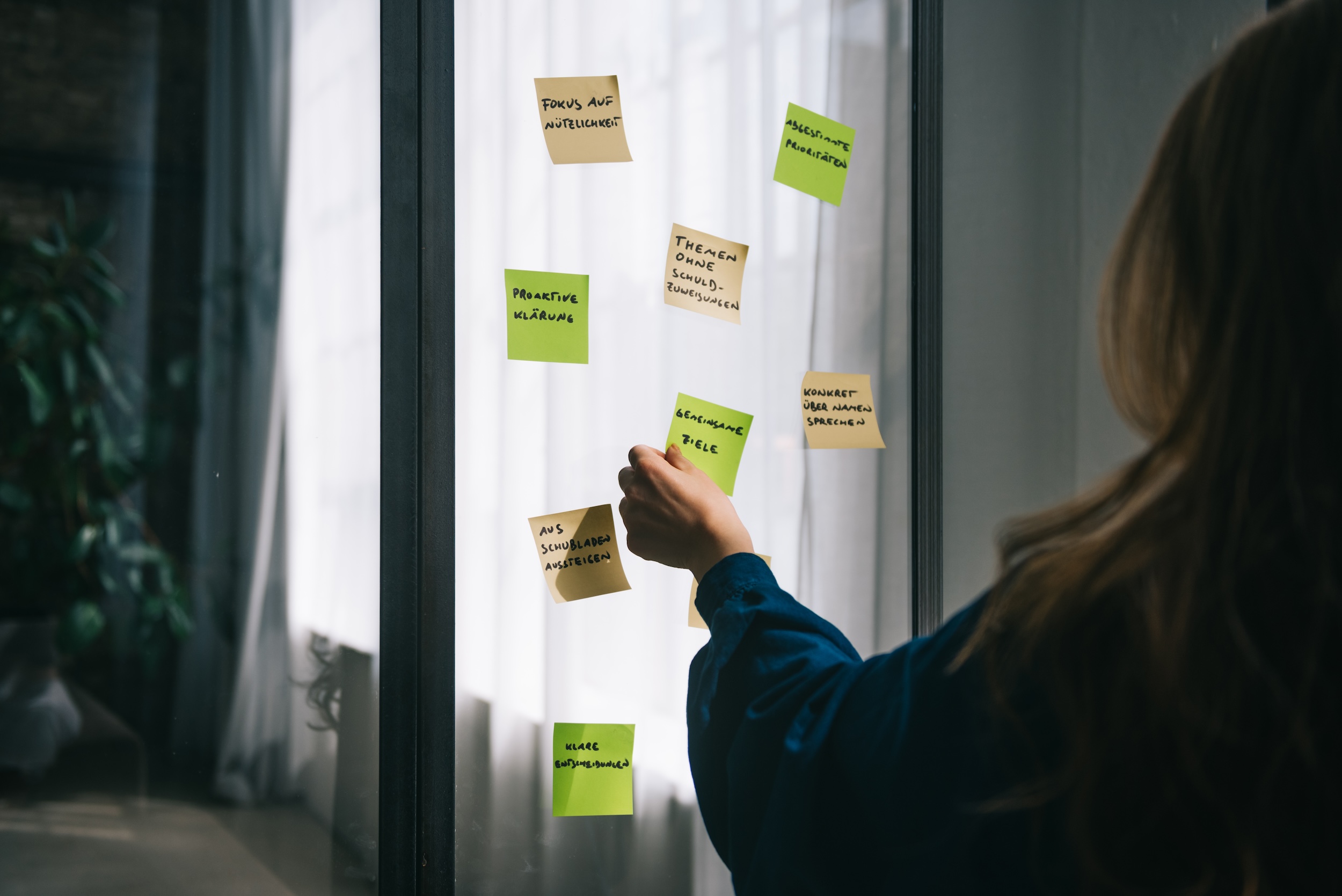 Wand mit Post-Its für systemische Unternehmensberatung