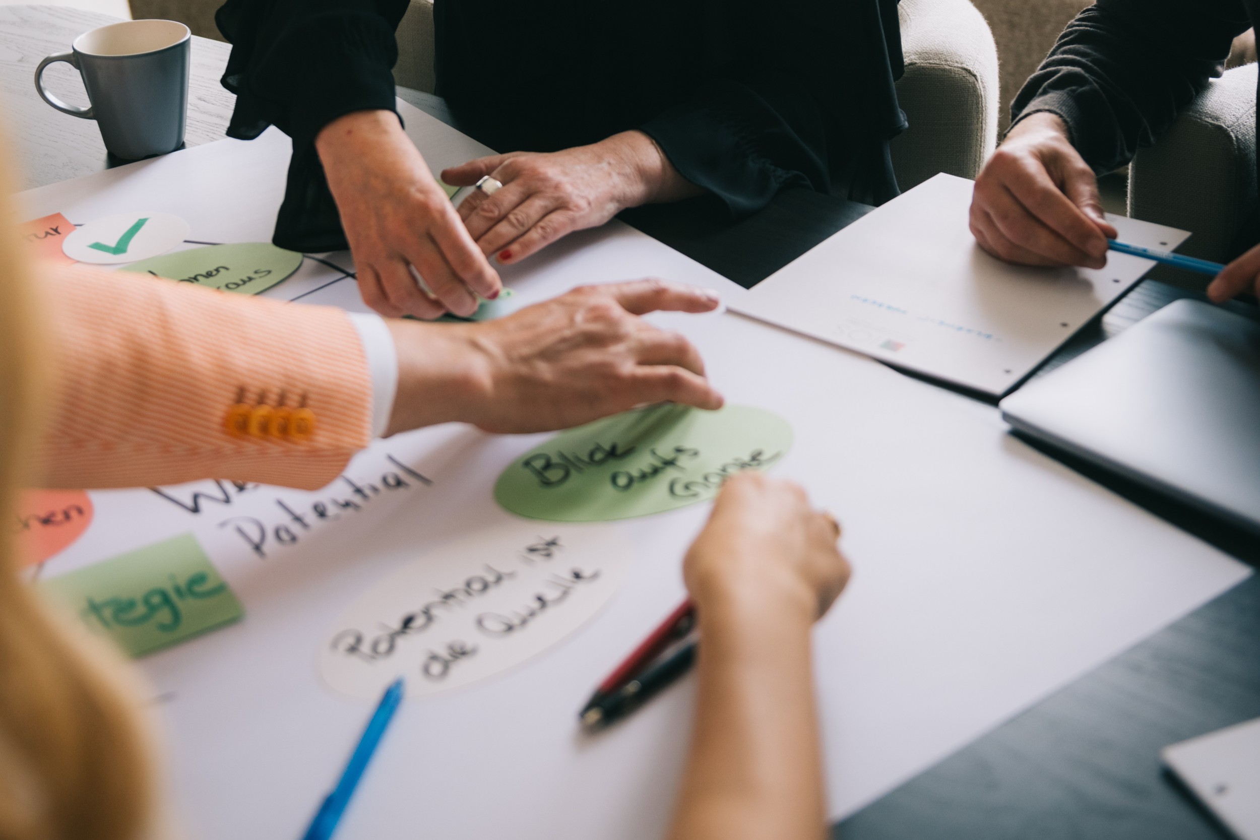 Systemische Unternehmensberatung Workshop Ein Workshop in der systemischen Unternehmensberatung bringt viele Themen zutage, die auf einem Flipchart gesammelt werden.
