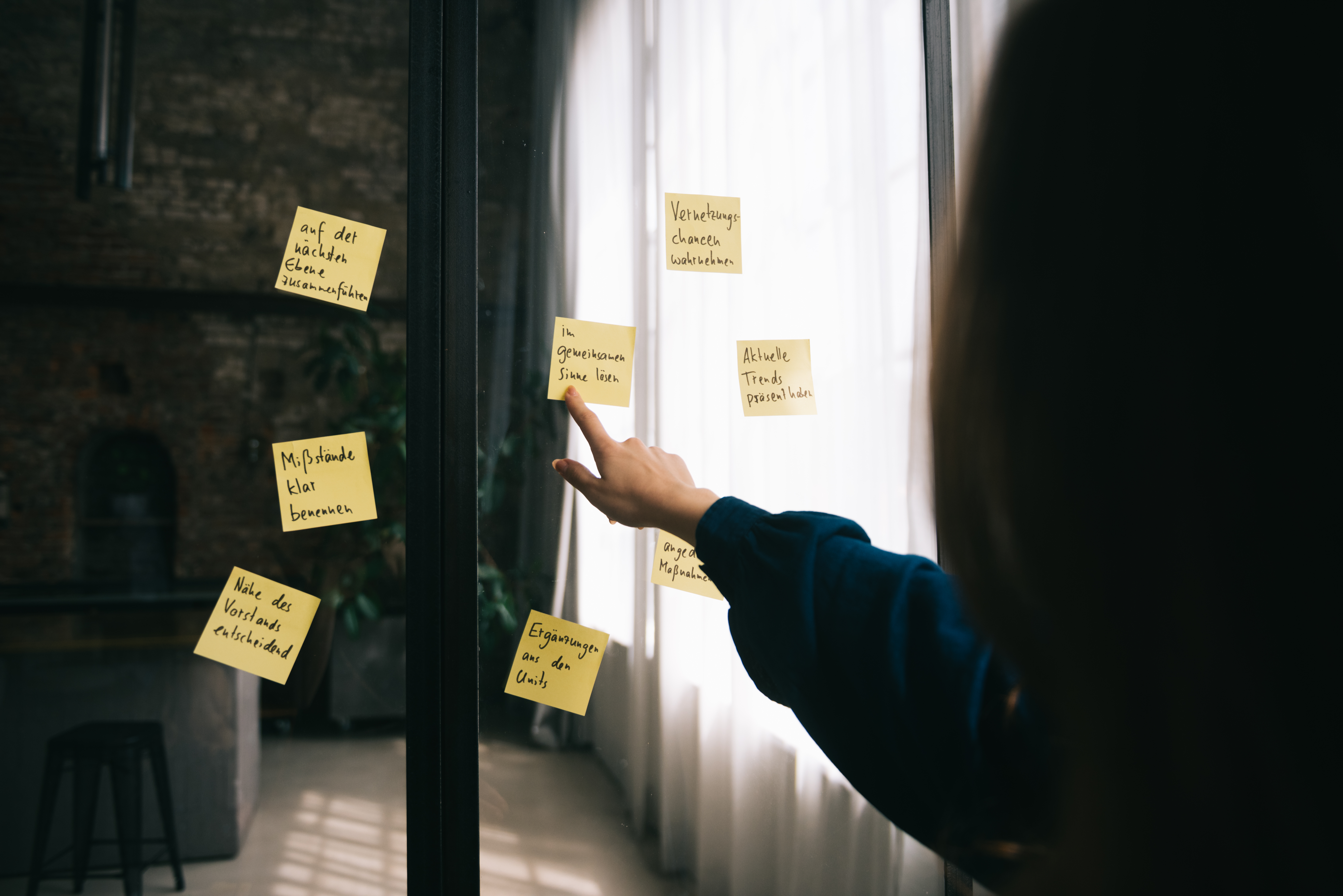 Während einer Team-Entwicklung am IOS werden Post-Its gesammelt