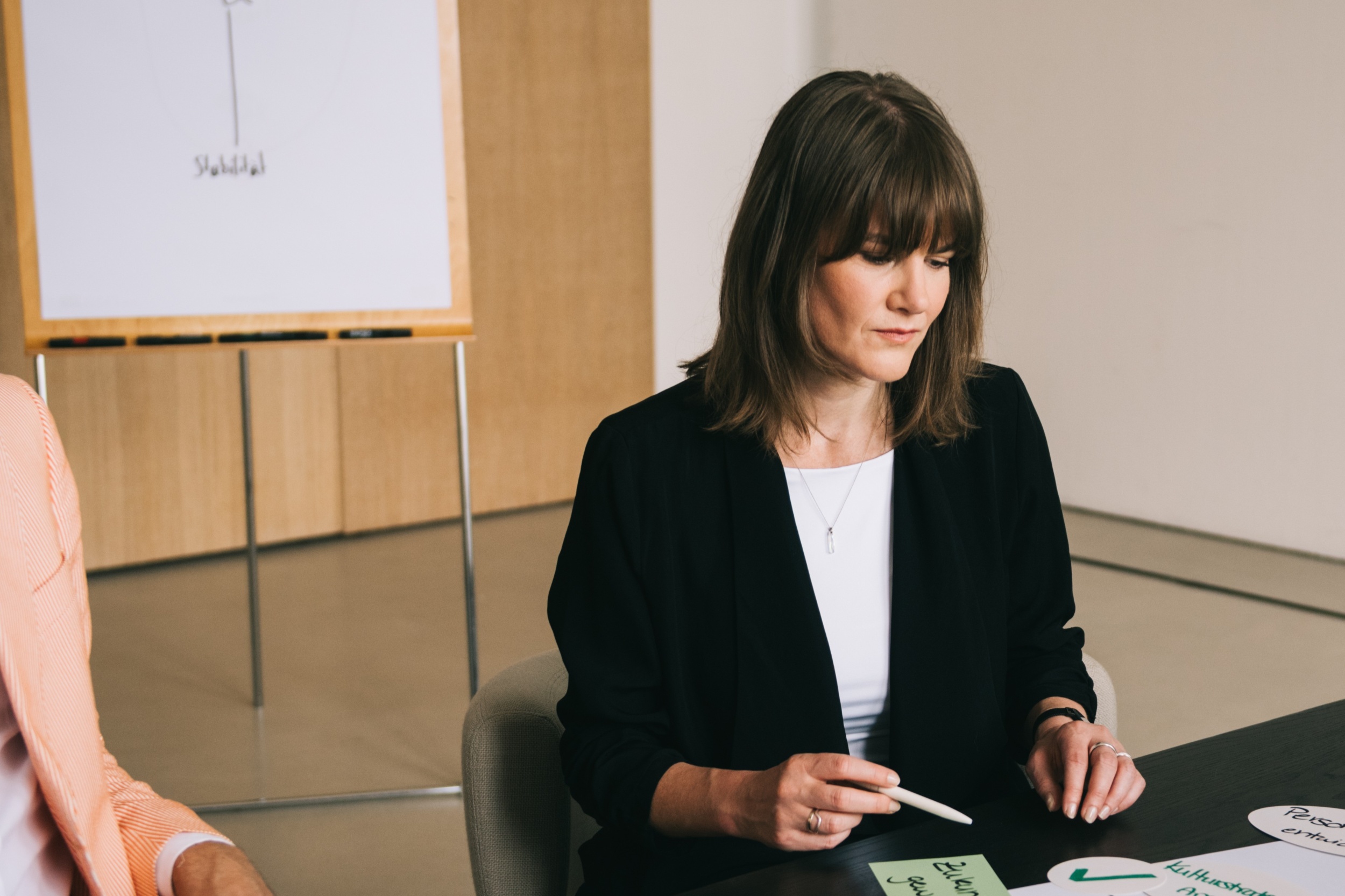 Eine Beraterin des IOS Instituts bei einem Change Management Projekt.