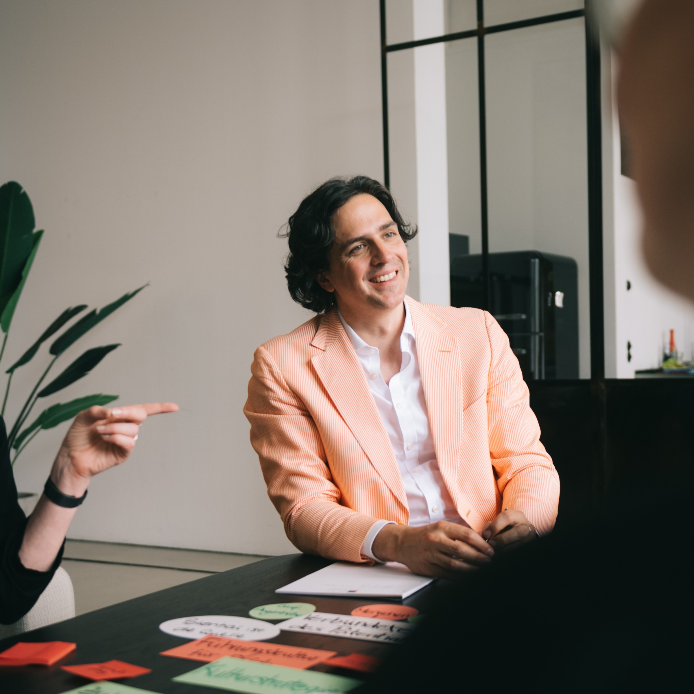 Berater:innen des IOS Instituts bei einem Auftaktworkshop zur Systemischen Unternehmensberatung "Erfolgreiche Zusammenarbeit".