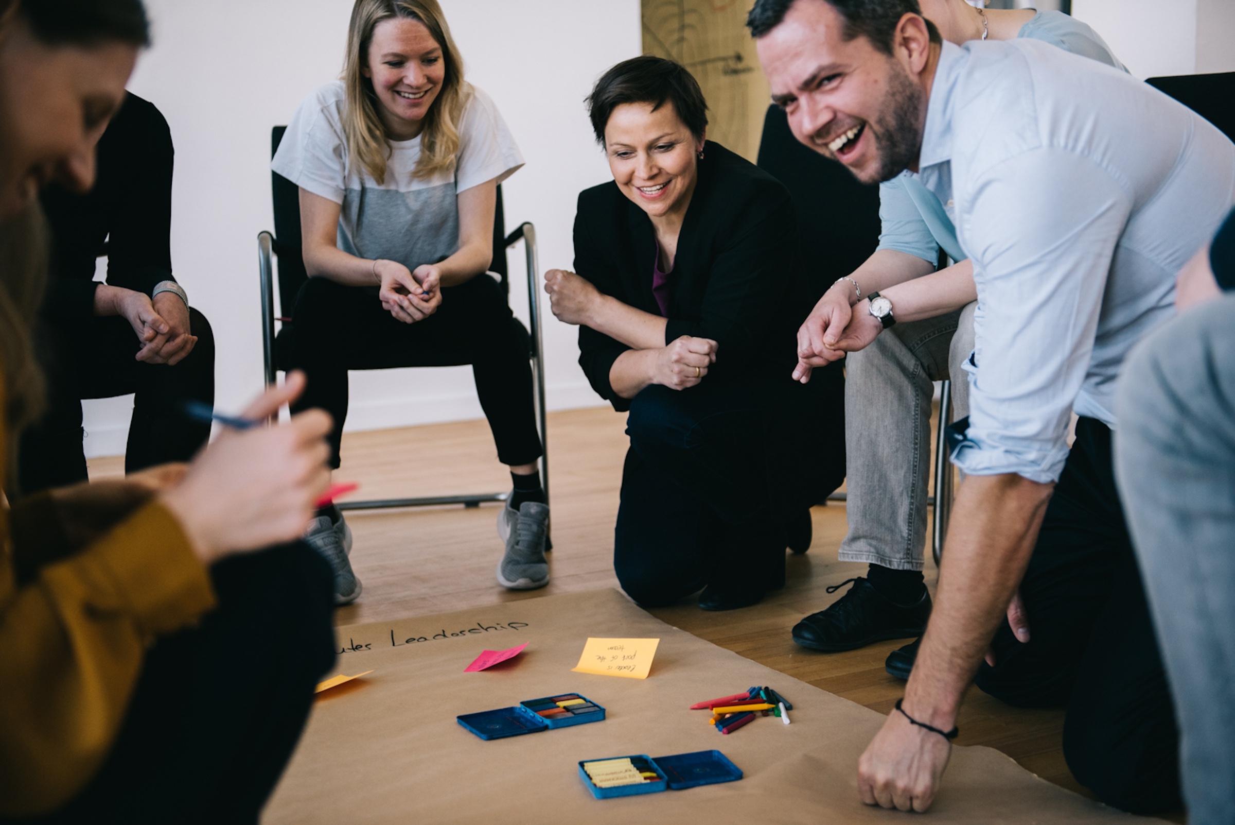 Eine Gruppe HR Professionals unterstützt sich gegenseitig beim People & Organization Roundtable am IOS Institut.