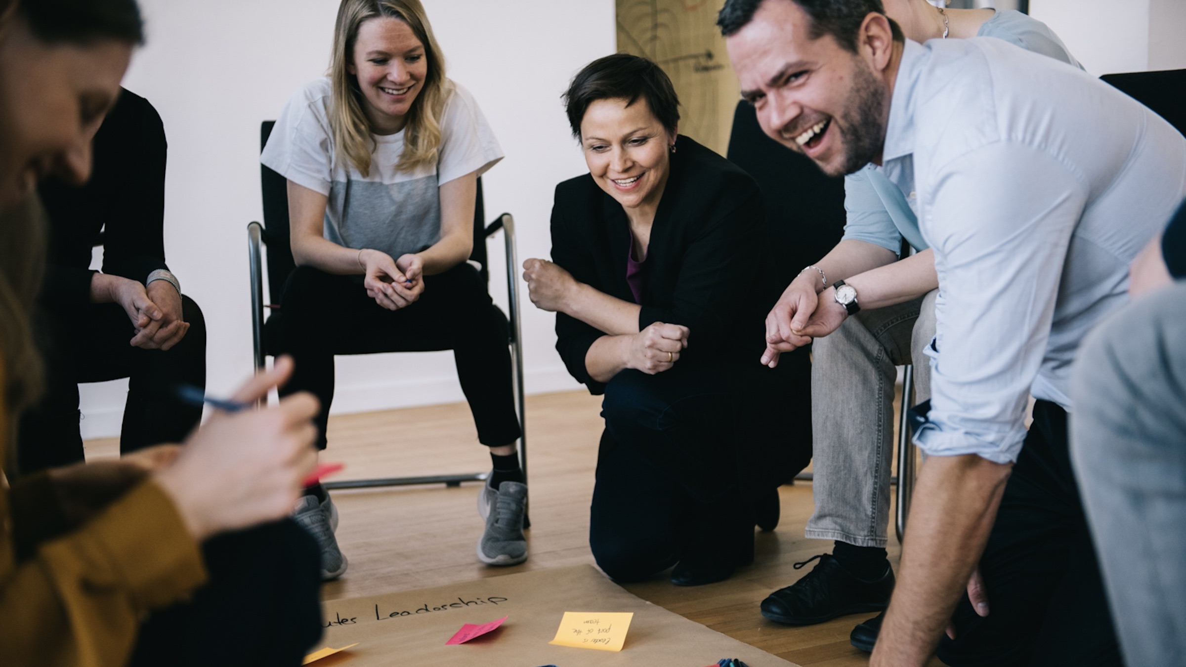 Eine Gruppe HR Professionals unterstützt sich gegenseitig beim People & Organization Roundtable am IOS Institut.